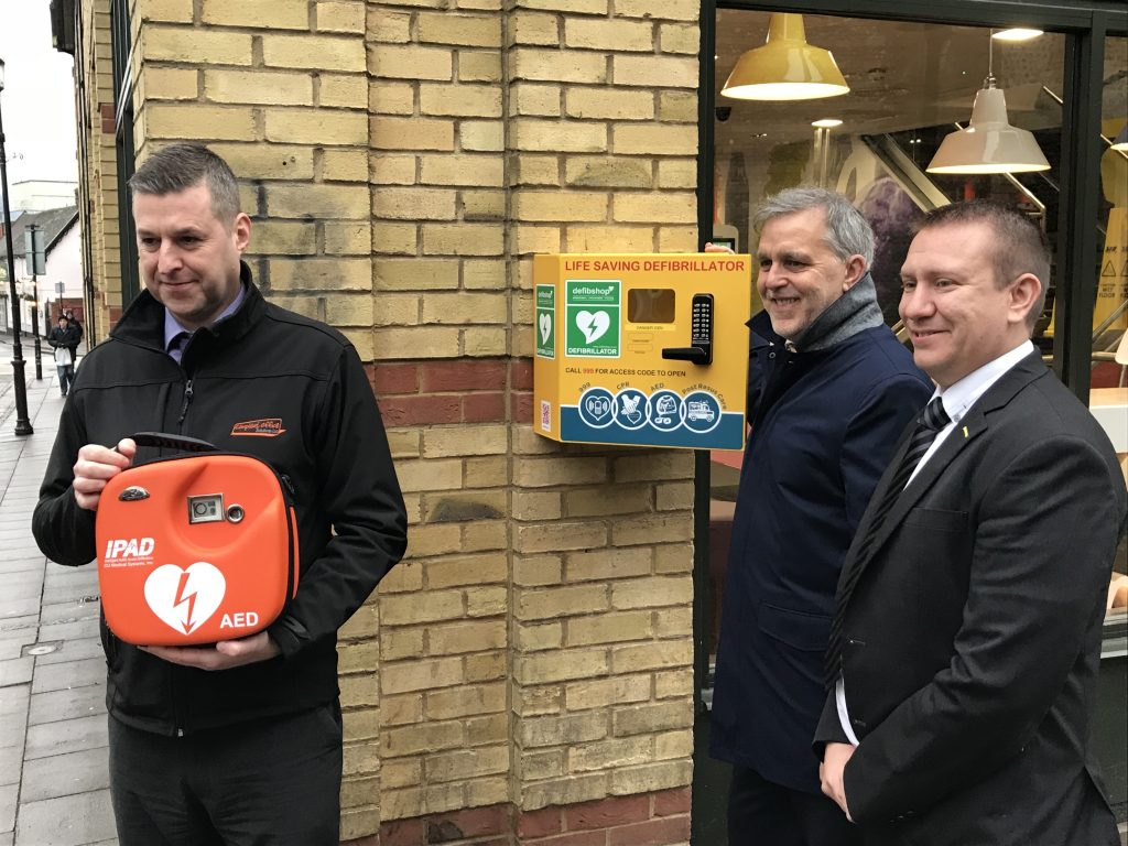 Lifesaving equipment for town centre thanks to fast food restaurant