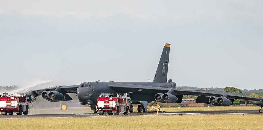 B52 Safely lands at Mildenhall following engine problems